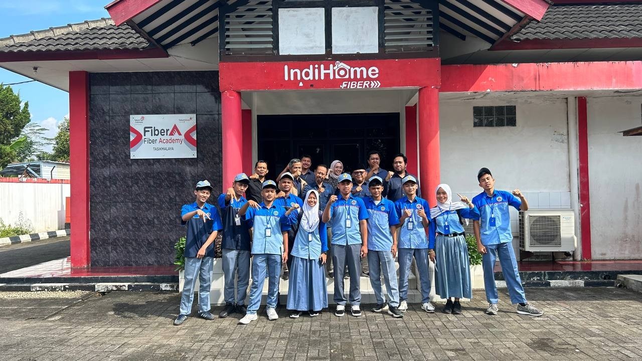 Telkom Witel Priangan Timur menyambut kunjungan industri dari SMK Al Huda Sariwangi