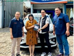 BRI KC Tanjung Duren Serahkan Hadiah Grand Prize Undian Simpedes kepada Nasabah Beruntung