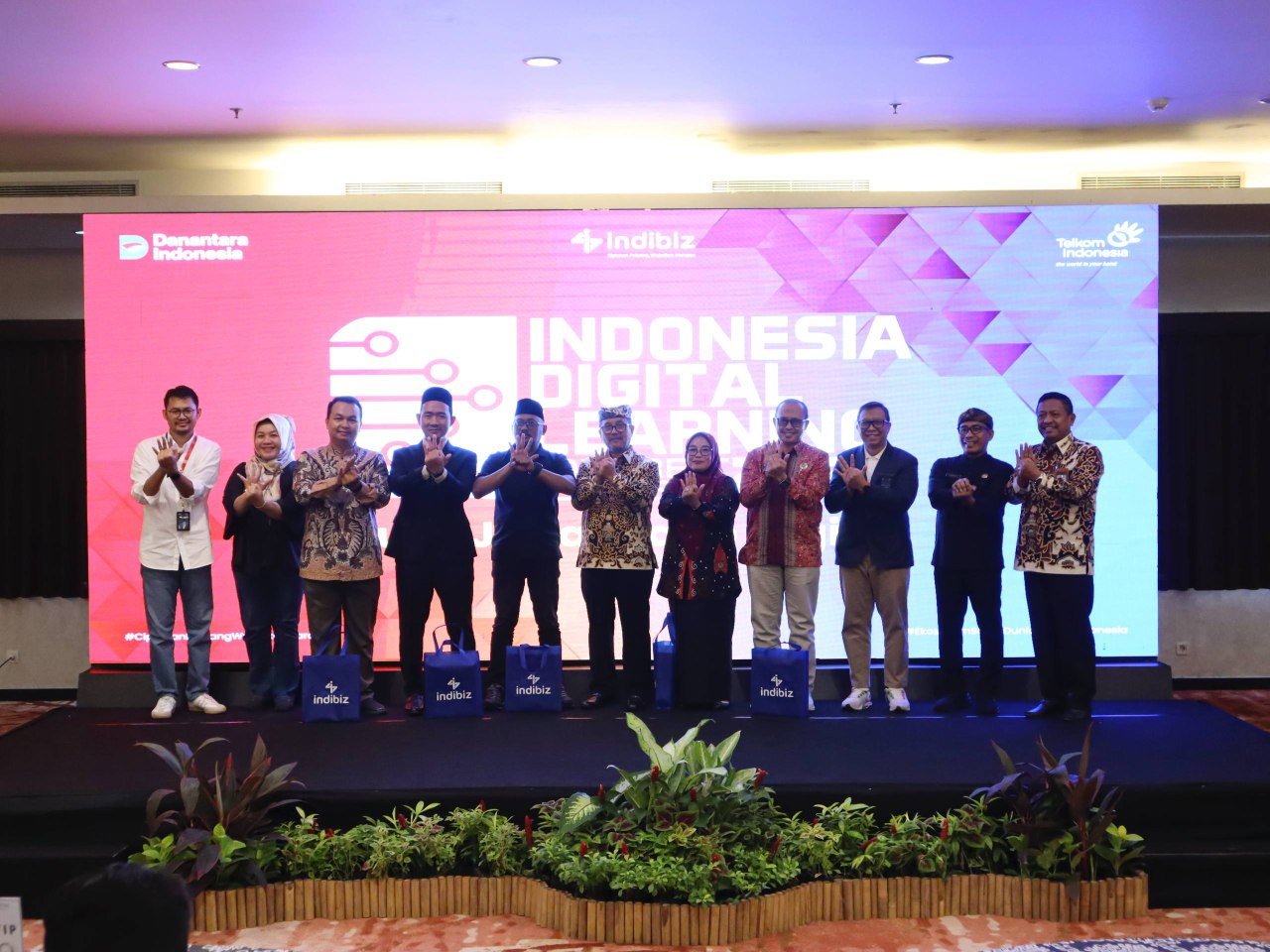 Sinergi Telkom dan Sekolah Ciayumajakuning Dukung Digitalisasi Pendidikan Melalui IDL 2025