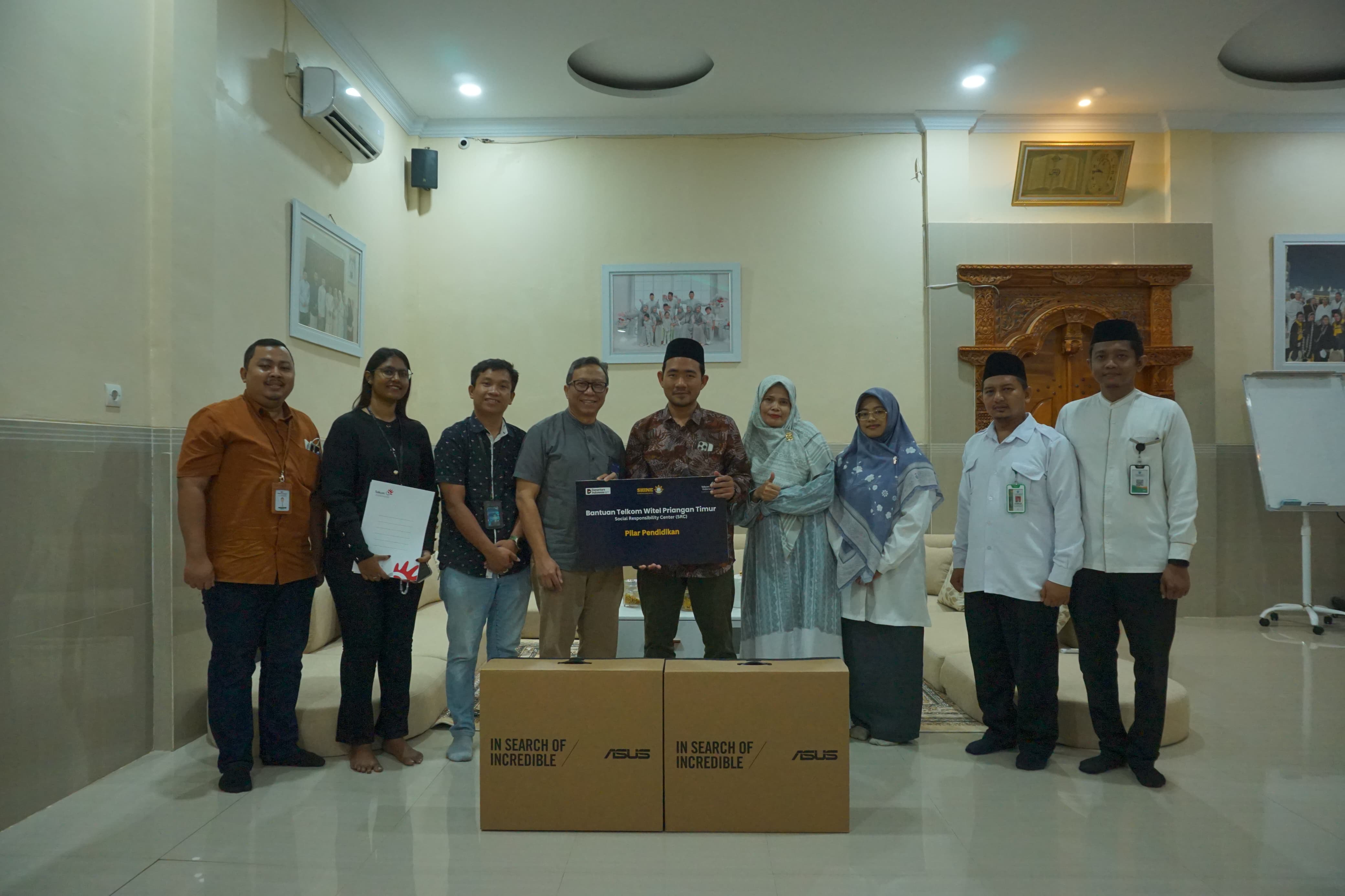 SMK Ma’arif Al Ghozali Cirebon Dapat Dukungan Digitalisasi dari Telkom Witel Priangan Timur