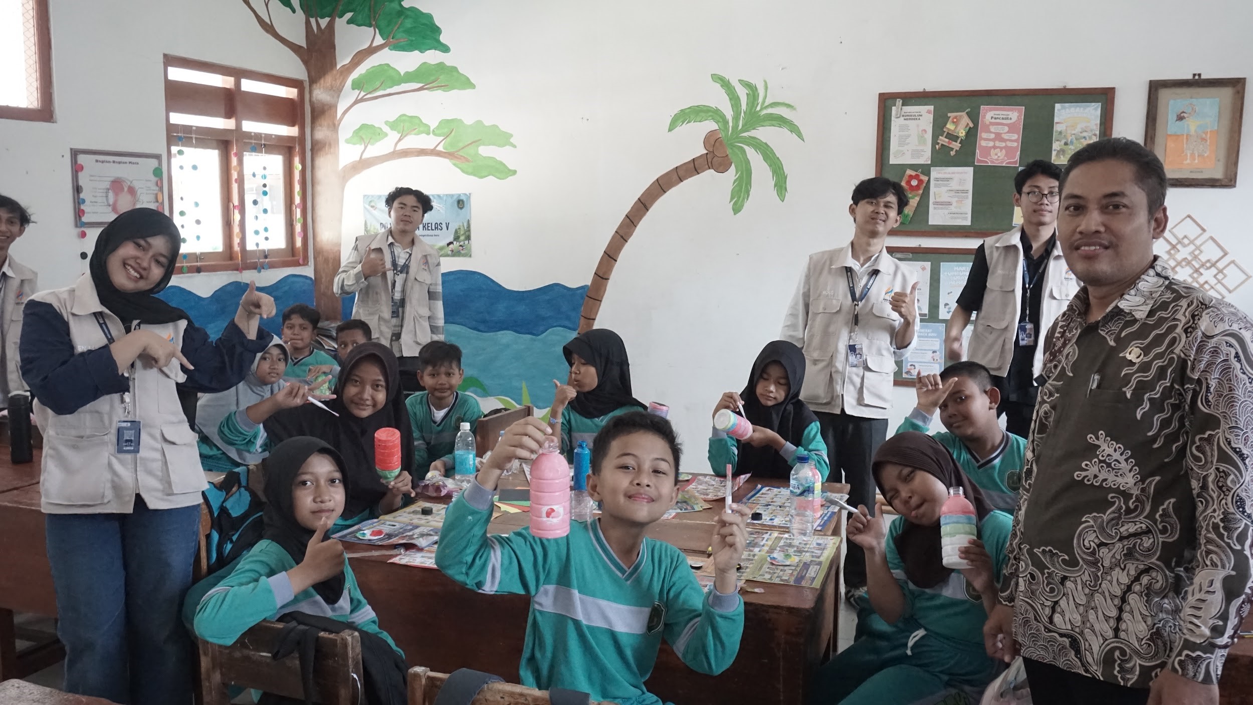 Mahasiswa Kkn Uns Ajari Siswa Sd Ubah Sampah Plastik Jadi Celengan Kreatif