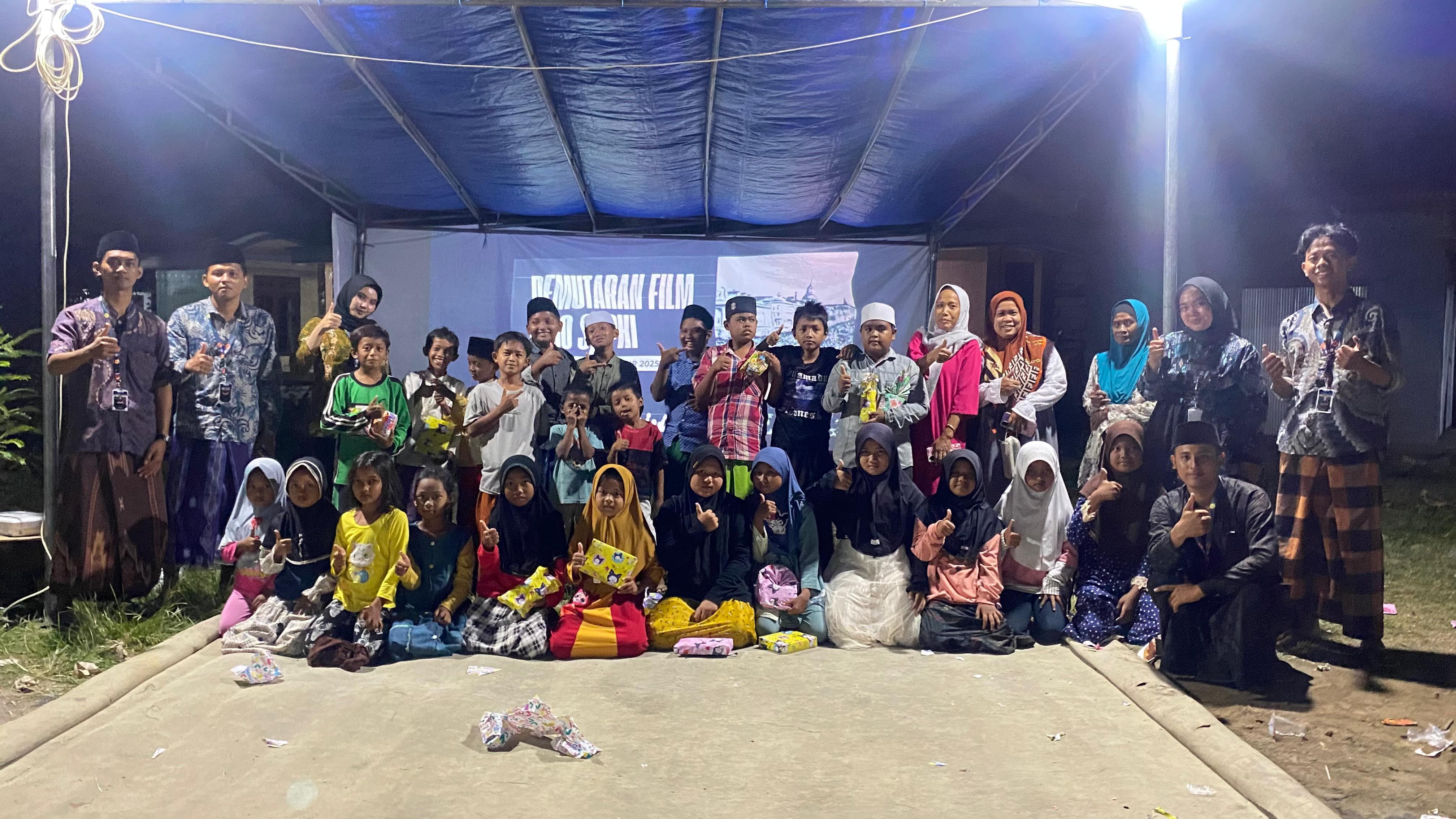 Mahasiswa KKN-T UTM dan Pemuda Batah Timur Gelar Nobar Film G30S/PKI, Masyarakat Antusias