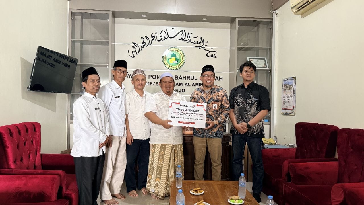 TR 3 Serahkan Bantuan TJSL untuk SMP–SM AL Amin Sidoarjo