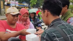 DEMA FDIKOM UIN Jakarta Jalankan Program SEIRAMA, Menyebarluaskan 200 Takjil di Ciputat