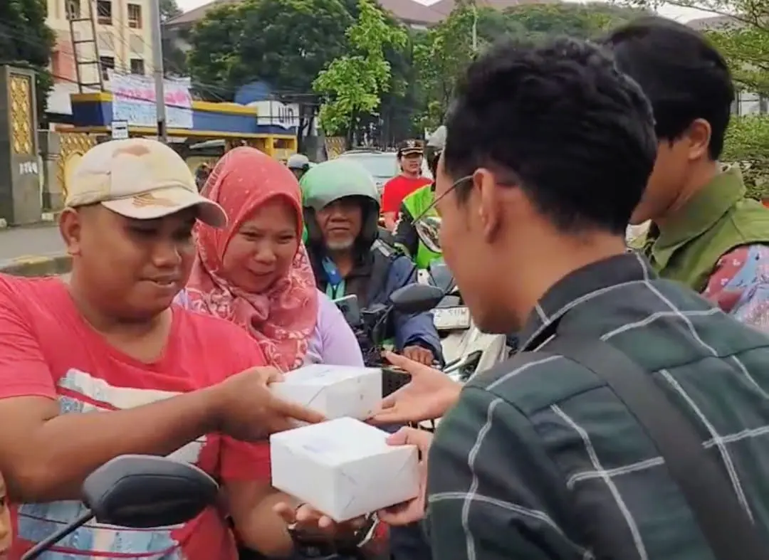 DEMA FDIKOM UIN Jakarta Jalankan Program SEIRAMA: Menyebarluaskan 200 Takjil di Ciputat
