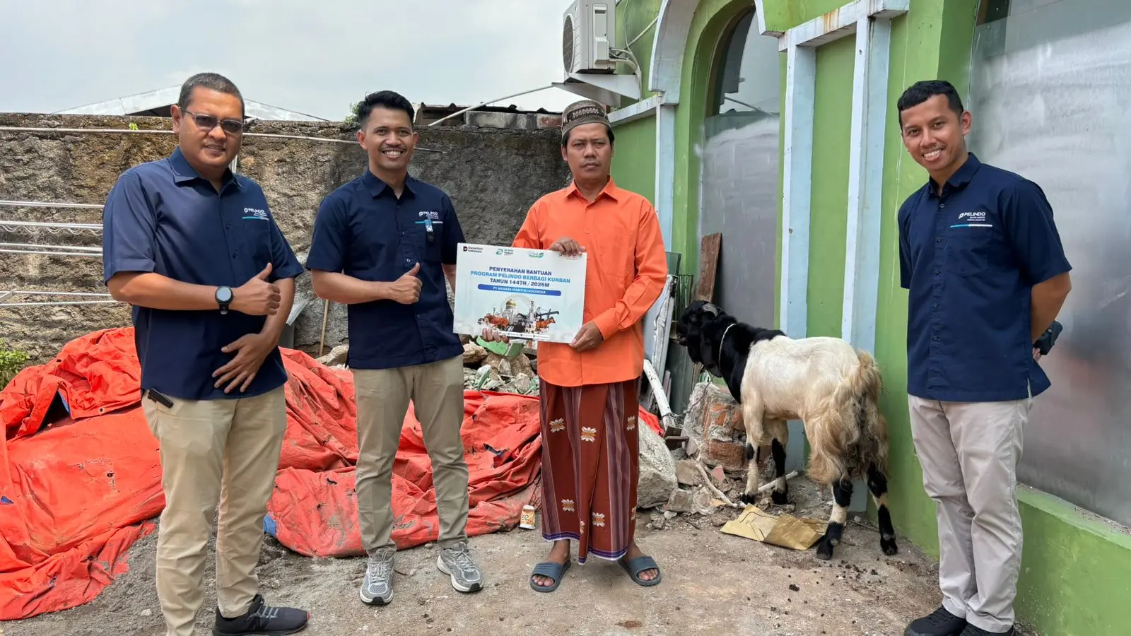 Sambut Idul Adha, PT MMI Bagikan Sapi Dan Kambing Untuk Masyarakat Sekitar Pelindo